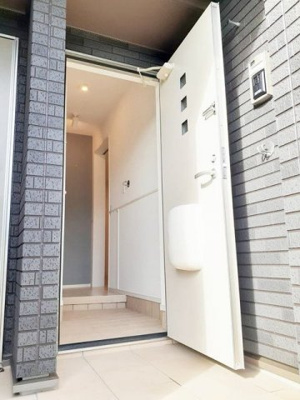 【玄関】 | エバーライフ芳馨 | 明るい玄関です