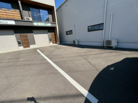 Bureau Yokoyamaの駐車場