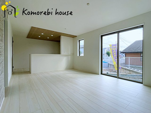 桶川市上日出谷南　4期　新築一戸建て　グラファーレ　01の居間・リビング|縦に広がるLDKは、空間を効率的に使える設計。キッチンからリビング、ダイニングまで家族の気配を感じられます。