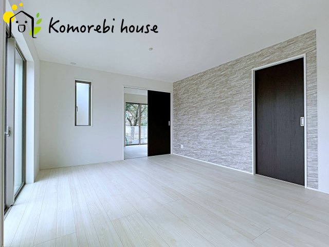 桶川市上日出谷南　4期　新築一戸建て　グラファーレ　01の居間・リビング|高性能窓と断熱材を採用したLDKで、冷暖房効率アップ。家族が集まる時間も快適に過ごせるリビングです。