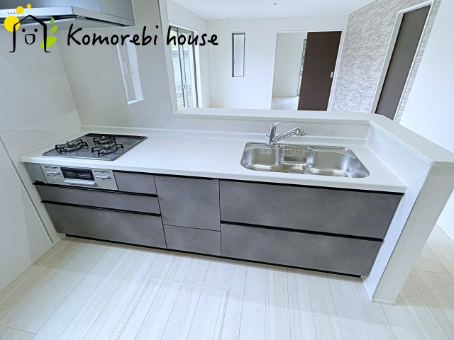 桶川市上日出谷南　4期　新築一戸建て　グラファーレ　01のキッチン|収納豊富なキッチンで、食器や調理器具もすっきり整理。毎日の料理が楽しくなる空間です。