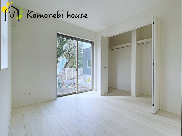 桶川市上日出谷南　4期　新築一戸建て　グラファーレ　01の洋室|収納付きでゆとりのある空間。寝室としても、子ども部屋としても使え、衣類やおもちゃもスッキリ片付く快適な部屋。