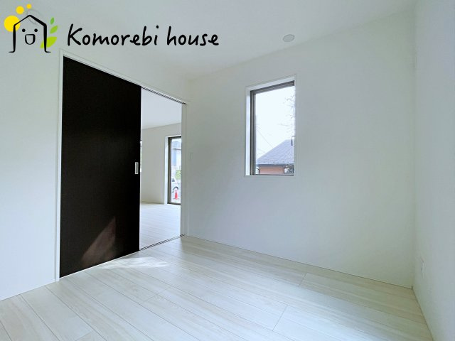 桶川市上日出谷南　4期　新築一戸建て　グラファーレ　01の洋室|最近の新築住宅は窓まわりの性能が大きく進化しています。複層ガラスに、樹脂とアルミを組み合わせた断熱性の高いハイブリッドサッシを採用。