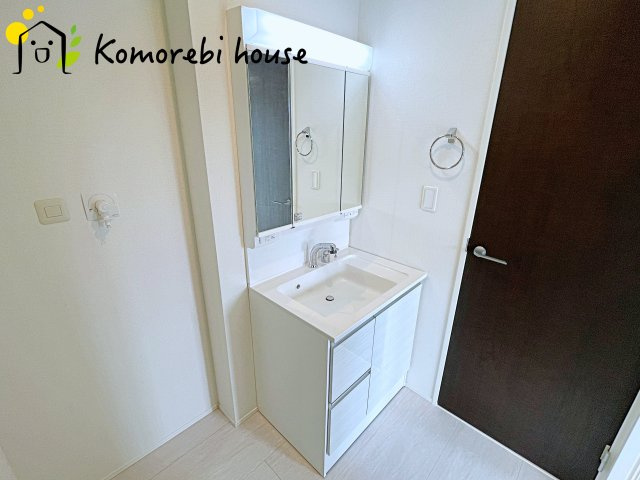 桶川市上日出谷南　4期　新築一戸建て　グラファーレ　01の独立洗面台|散らかりがちな洗面周りもスッキリまとまる収納付き洗面台。タオルや日用品を入れてもゆとりがあり、生活感を見せない美しい空間をつくります。