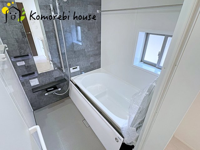 桶川市上日出谷南　4期　新築一戸建て　グラファーレ　01の浴室|暖房・乾燥・換気が一体になった多機能浴室で、一年を通して快適に使えるのが魅力。冬は暖房であたたかく、雨の日は乾燥が洗濯物をしっかり乾かしてくれます。