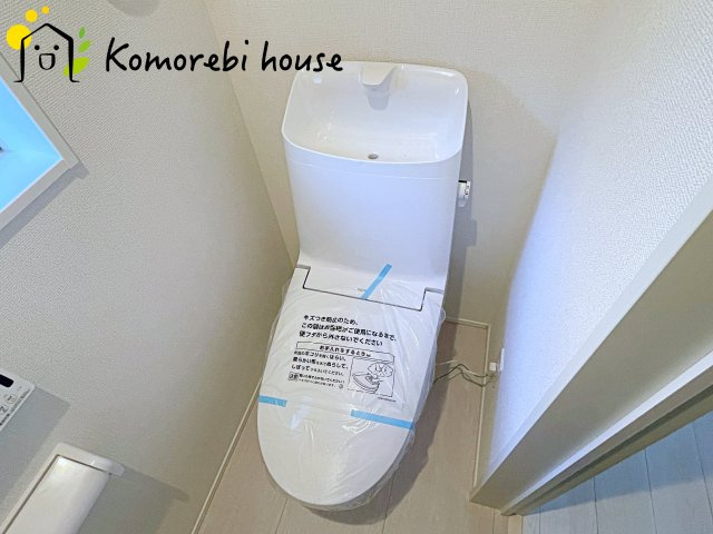 桶川市上日出谷南　4期　新築一戸建て　グラファーレ　01のトイレ|温水洗浄機能（ウォシュレット）標準装備で、毎日のトイレ時間がより快適に。やさしい温水洗浄で清潔を保てるだけでなく、冬場のヒヤッと感を軽減する暖房便座も嬉しいポイント。