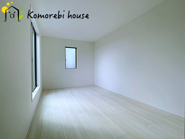 桶川市上日出谷南　4期　新築一戸建て　グラファーレ　01の寝室|一日の疲れをゆっくり癒せる主寝室は、ベッドを置いてもゆとりある広さが魅力。収納完備で衣類もスッキリ収まり、静かで落ち着いた空間が快適な眠りをサポートします。