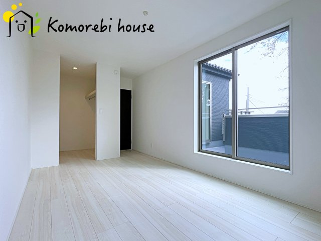 桶川市上日出谷南　4期　新築一戸建て　グラファーレ　01の寝室|寝室にはゆとりのある広さがあり、大きめのベッドも余裕をもって配置できます。
実際に内覧いただければ、サイズ感もよりイメージしやすいと思います。採寸もその場でご協力いたしますので、ぜひお確かめください。