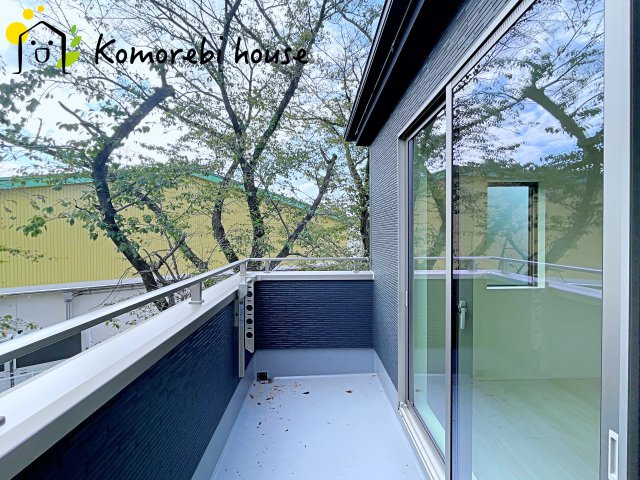 桶川市上日出谷南　4期　新築一戸建て　グラファーレ　01のバルコニー|防水施工がしっかりと施されたバルコニーで、雨の日も安心。長く使える耐久性を備えたメンテナンスしやすい仕様です。