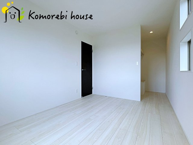 桶川市上日出谷南　4期　新築一戸建て　グラファーレ　01の子供部屋|寝室としても、子ども部屋としても使えるゆとりの空間。朝は窓から差し込む光で目覚め、夕方は宿題や遊びに集中できる、自分だけの居場所に。