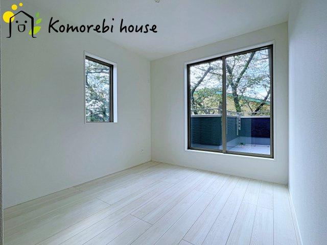 桶川市上日出谷南　4期　新築一戸建て　グラファーレ　01の洋室|明るい光が差し込む洋室は、寝室・子ども部屋・ワークスペースなど多用途に使える自由度の高い空間。家具の配置もしやすく、暮らしに合わせて柔軟に活用できます。