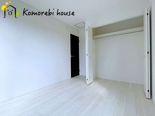 桶川市上日出谷南　4期　新築一戸建て　グラファーレ　01の収納|収納付きでゆとりのある空間。寝室としても、子ども部屋としても使え、衣類やおもちゃもスッキリ片付く快適な部屋。