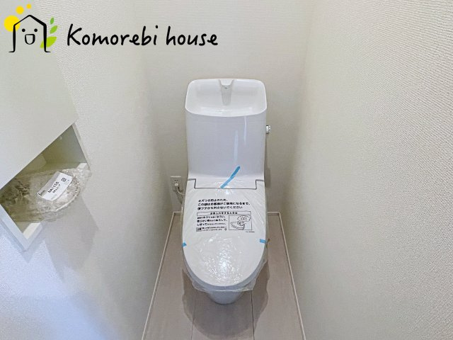 桶川市上日出谷南　4期　新築一戸建て　グラファーレ　01のトイレ|2階にもトイレがあることで、朝の混雑が解消し生活動線がスムーズに。新築ならではの間取り設計で、毎日の“プチストレス”が驚くほど減ります。