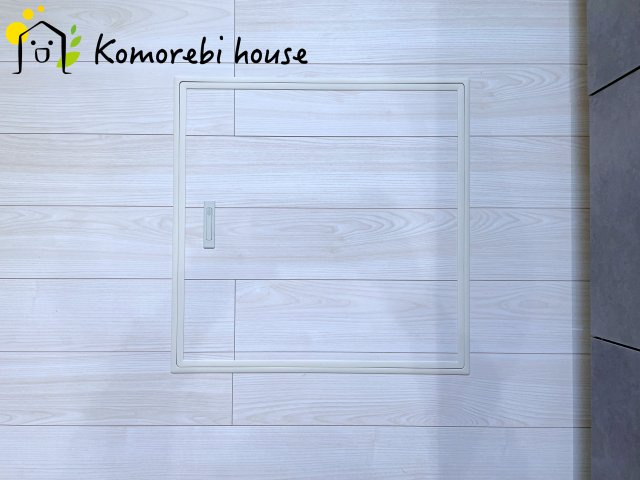 桶川市上日出谷南　4期　新築一戸建て　グラファーレ　01の内装|調味料やストック食材、非常用品までまとめてしまえる床下収納。キッチン周りがすっきり片付き、必要な時にさっと取り出せる“賢い収納スペース”として毎日の家事を支えます。