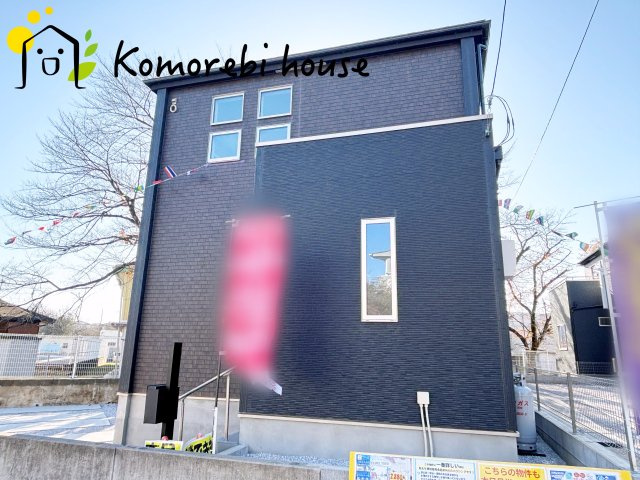 桶川市上日出谷南　4期　新築一戸建て　グラファーレ　01の外観|モノトーンの外観は、洗練されたデザインと落ち着きのある雰囲気を両立。シンプルだからこそ、日々の暮らしの中で光や影が美しく映え、住む人の心に安らぎをもたらします。