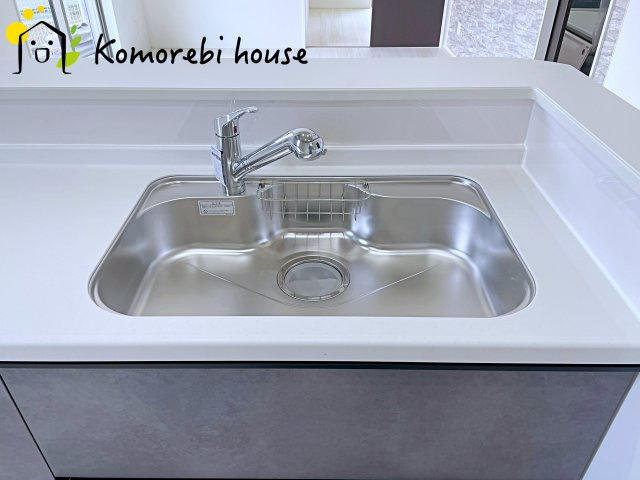 桶川市上日出谷南　4期　新築一戸建て　グラファーレ　01のキッチン|浄水器一体型で、いつでも美味しいお水がそのまま使えるキッチンシンク。料理やコーヒーづくり、炊飯にも安心して利用でき、毎日の食卓が少し豊かに。