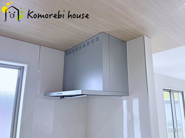 桶川市上日出谷南　4期　新築一戸建て　グラファーレ　01のキッチン|吸引力の高いレンジフードが煙や匂いを素早く排出。揚げ物や炒め物も気兼ねなくでき、リビングに匂いを残しません。
