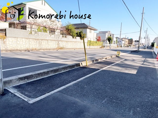 桶川市上日出谷南　4期　新築一戸建て　グラファーレ　01の前面道路含む現地写真|前面道路は幅員ゆったりで車の出し入れもスムーズ。静かな住宅街に建つ新築戸建てです。