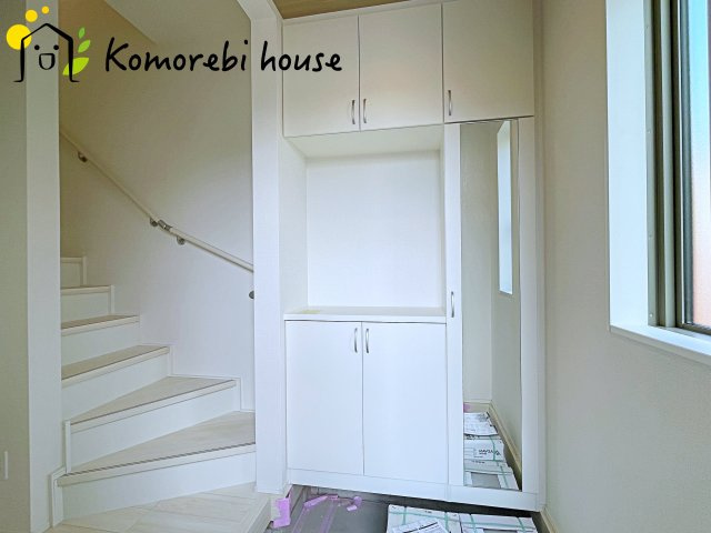 桶川市上日出谷南　4期　新築一戸建て　グラファーレ　01の玄関|玄関から快適な生活が始まる。収納・導線・使い勝手に配慮された、家族に優しい設計です。