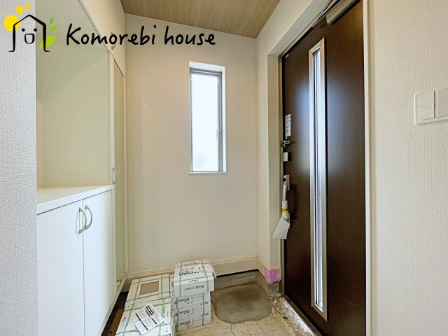 桶川市上日出谷南　4期　新築一戸建て　グラファーレ　01の玄関|明るく使いやすい玄関で、家族の生活をスムーズに。収納や導線も配慮された万能空間です。