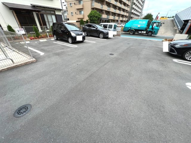 グレイス草間の駐車場