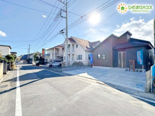 熊谷市別府2丁目　新築一戸建て　ブルーミングガーデン　01の前面道路含む現地写真