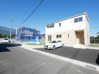 【外観】 | 南アルプス市鮎沢 新築全2棟 1号棟 南道路 車並列3台駐車