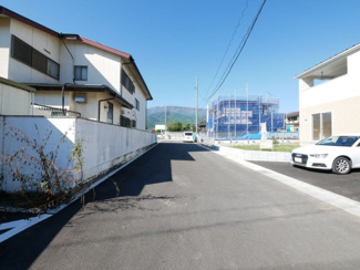 【前面道路含む現地写真】 | 前面道路幅員は6ｍ　車庫入れも楽々