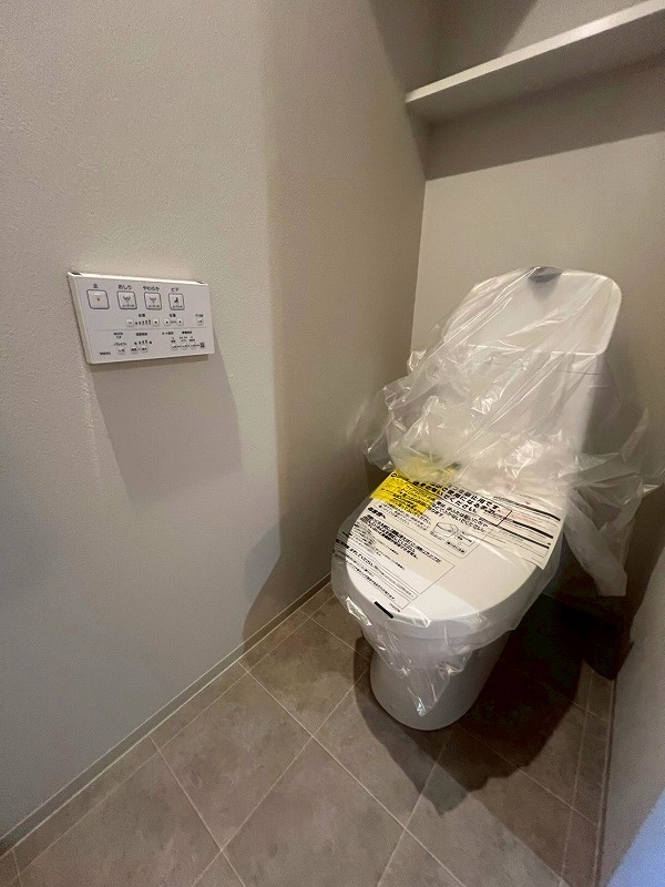 東福原8丁目C号地のトイレ|1階と2階に設置されております。
トルネード洗浄＋フチなし形状でお掃除し易い〇
手洗い付き〇