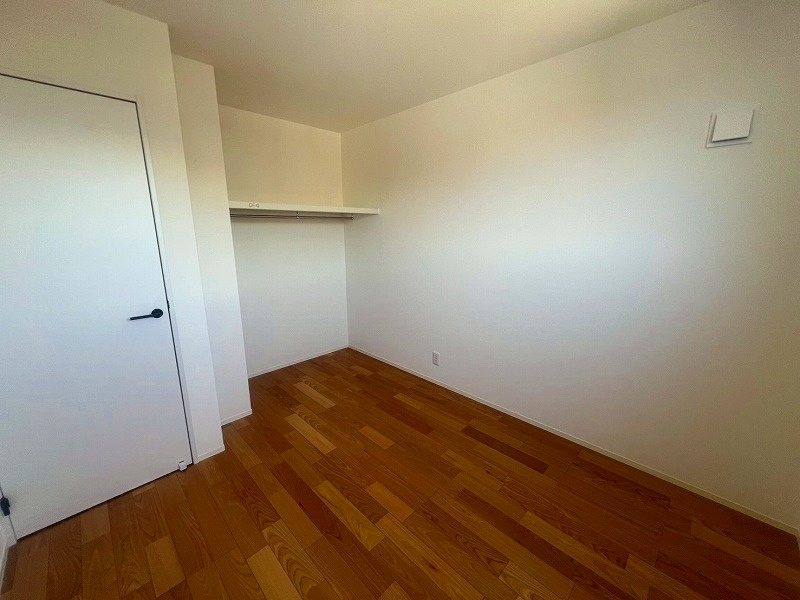 東福原8丁目C号地の洋室|洋室約5.5帖となっております。