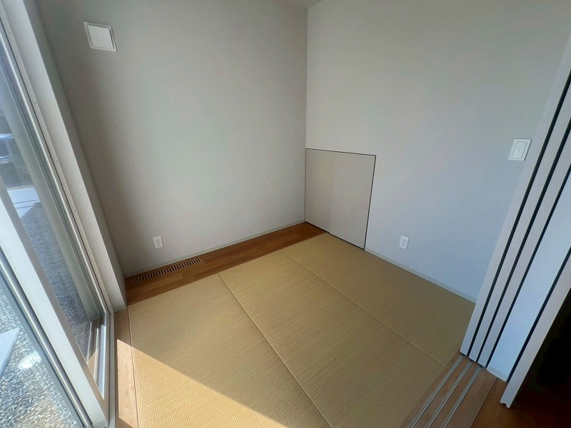 東福原8丁目C号地の和室|約2.5帖の和洋室となります。
こちらも収納がございます〇