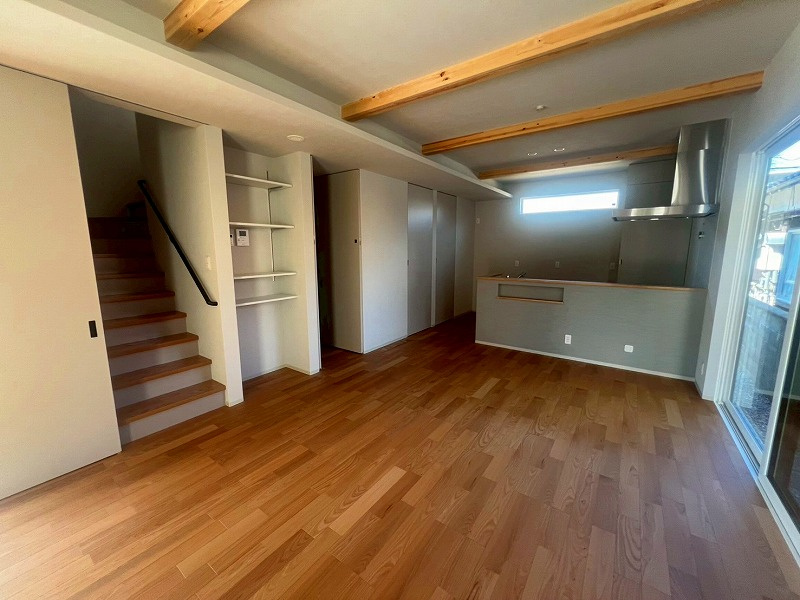 東福原8丁目C号地の居間・リビング|LDK約20帖となっております。
インテリアの幅も広がります〇