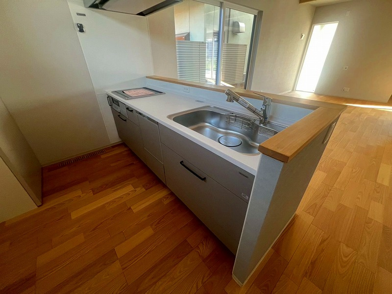 東福原8丁目C号地のキッチン|食洗器も完備で使い勝手抜群
収納もたっぷりでレンジフードもお手入れ簡単です〇