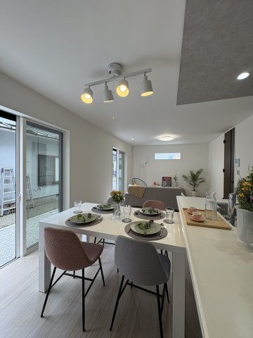 【間取り】 | 「全居室2面採光」でどのお部屋も室内明るく風通良好ですよ◎　
家具の配置をレイアウトしやすい18帖の広々リビングで、家族揃ってくつろげます◎