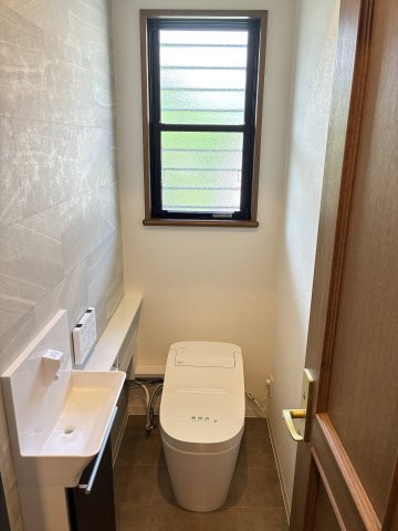 大和西1丁目　中古戸建のトイレ|１階トイレ　大きな窓があり、明るく換気も安心です。手洗いもついているので、とても便利です。