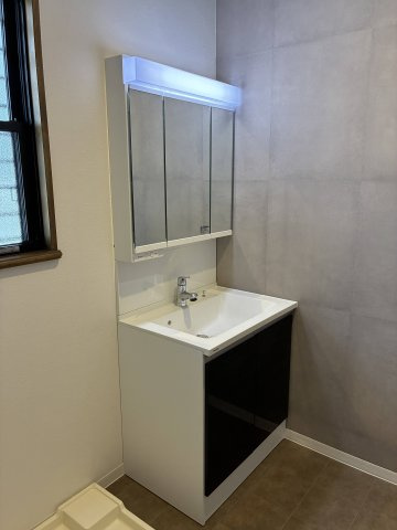 大和西1丁目　中古戸建の脱衣所|スッキリとした洗面所！ランドリースペースももちろんあります。