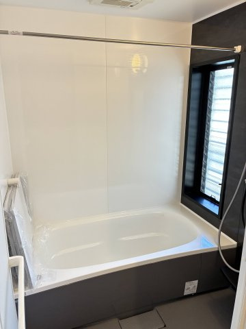 大和西1丁目　中古戸建の浴室|落ち着いた雰囲気の新調されたお風呂です。浴室乾燥機付きで、雨の日や花粉の季節の洗濯物も安心して干すことが出来ます！