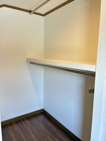 大和西1丁目　中古戸建の収納|２階の大型クローゼット　いつの間にか増えてしまう荷物もこのクローゼットがあれば安心ですう