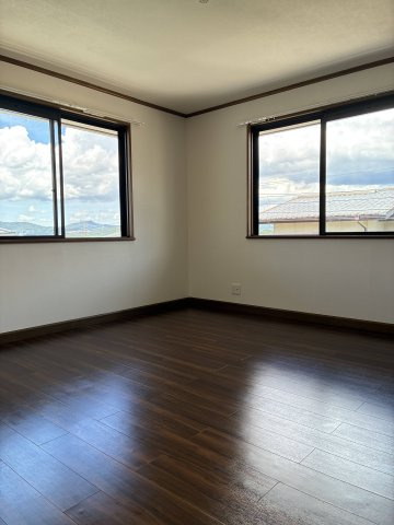 大和西1丁目　中古戸建の洋室|２階洋室7.5帖　２面採光で明るいお部屋です