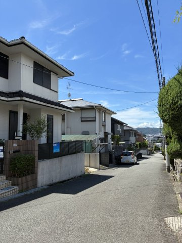 大和西1丁目　中古戸建の前面道路含む現地写真|前面道路も広く、車の運転が苦手な方でも安心です(*^-^*)