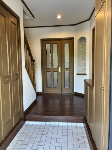 大和西1丁目　中古戸建の玄関|広い玄関にはシューズクローゼットの他、階段床収納もあり、空きスペースを収納庫として有効活用しています！