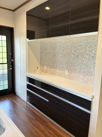 大和西1丁目　中古戸建の収納|キッチン背面にはカウンター付き収納があり、スッキリと片付いたキッチンスペースを保てます(*^^)v