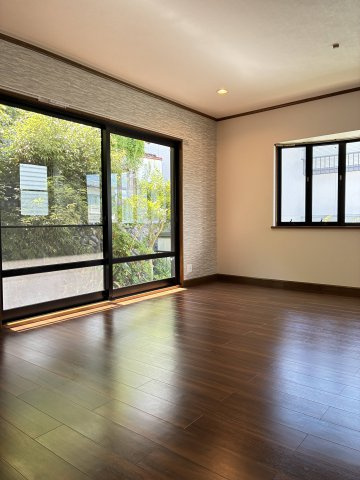 大和西1丁目　中古戸建の居間・リビング|１２．７帖あるリビングスペース！大きな窓からは明るく優しい陽射しが差し込みます。
