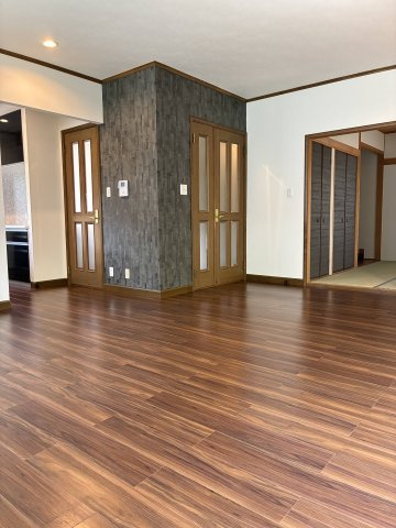 大和西1丁目　中古戸建の居間・リビング|アクセントクロスがオシャレですね！穏やか時間を過ごせそうなゆったりしたリビングです。