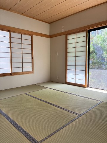大和西1丁目　中古戸建の和室|１階リビング横和室　８帖
玄関横なので客間として使っても良いですね。