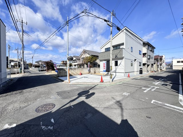新築　前橋市朝日町2丁目25-1期　LIGNAGE　１号棟の前面道路含む現地写真|現地写真　南側接道幅員約5.1ｍ　東側接道幅員約6ｍ