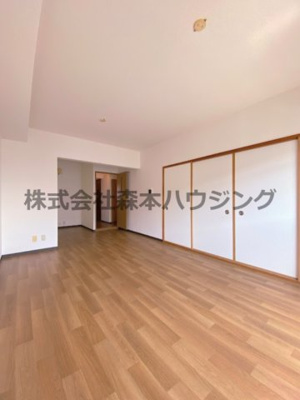 【居間・リビング】 | 　クレセントOSⅡ | こちらのリビングで趣味の時間をお楽しみください