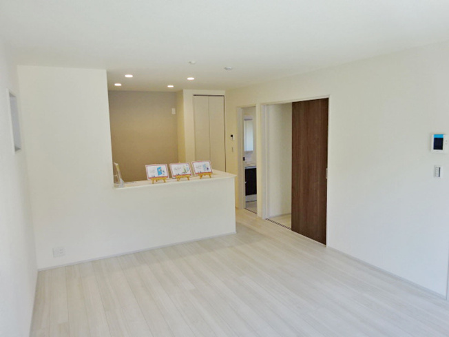 【居間・リビング】 | 裾野市石脇 新築建売分譲住宅 建物＋土地 TW05854 | 裾野市石脇2号棟　リビング ※令和8年1月29日撮影写真