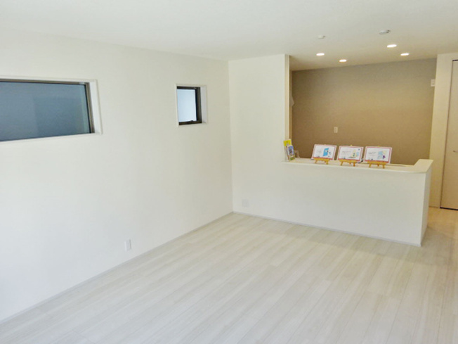 【居間・リビング】 | 裾野市石脇 新築建売分譲住宅 建物＋土地 TW05854 | 裾野市石脇2号棟　リビング ※令和8年1月29日撮影写真