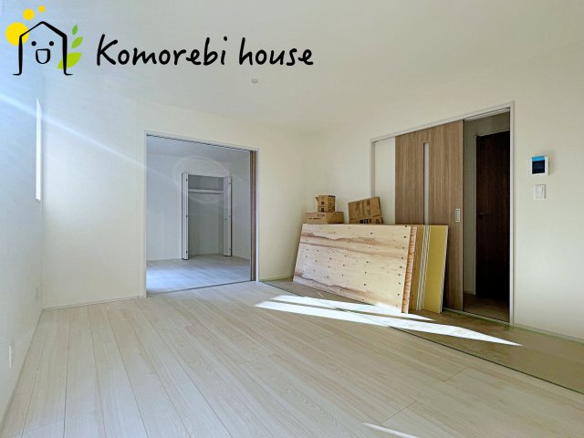 桶川市坂田971番　新築一戸建て　ハートフルタウン　Aの居間・リビング|高性能窓と断熱材を採用したLDKで、冷暖房効率アップ。家族が集まる時間も快適に過ごせるリビングです。